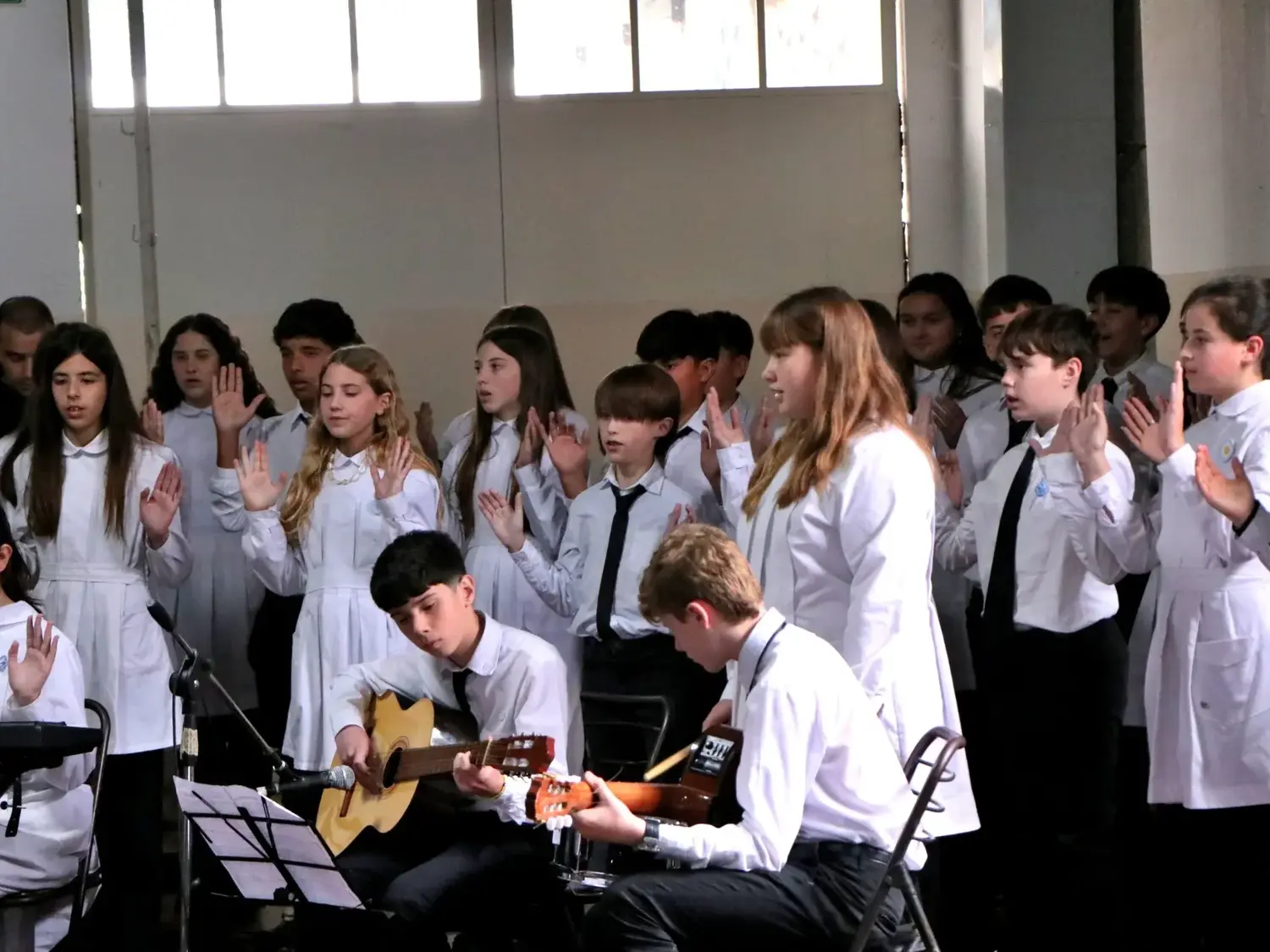 Autoridades municipales encabezaron el acto en el que estudiantes interpretaron el Himno Nacional con música y lenguaje de señas