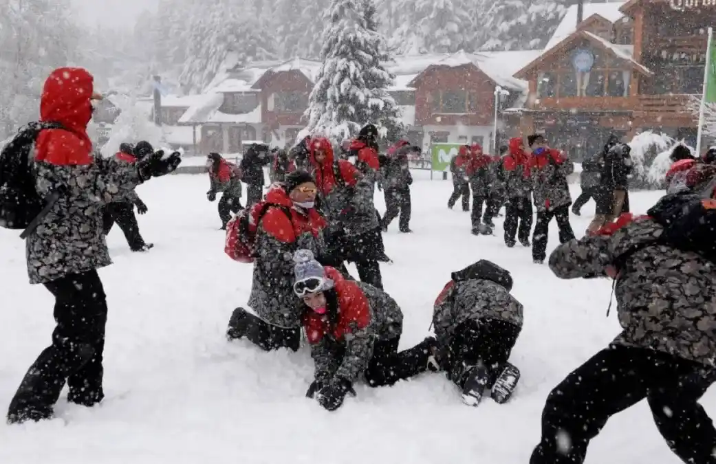 El brote se dio a conocer debido a que los padres de los jóvenes detectaron los síntomas inusuales.