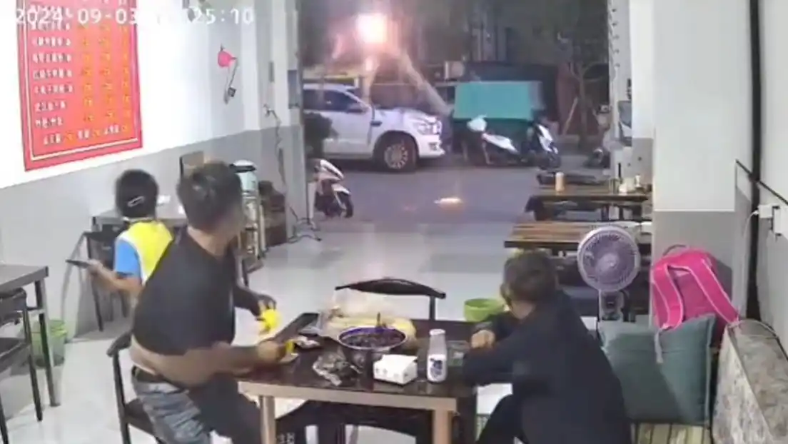 Además de los daños al vehículo, se produjo un corte de luz en la zona.