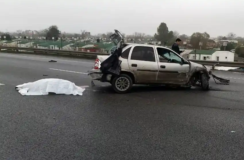 Dos personas muertas tras un impactante choque y vuelco en Circunvalación