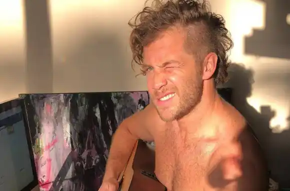 Tacho Riera publicó una foto totalmente desnudo en la ducha