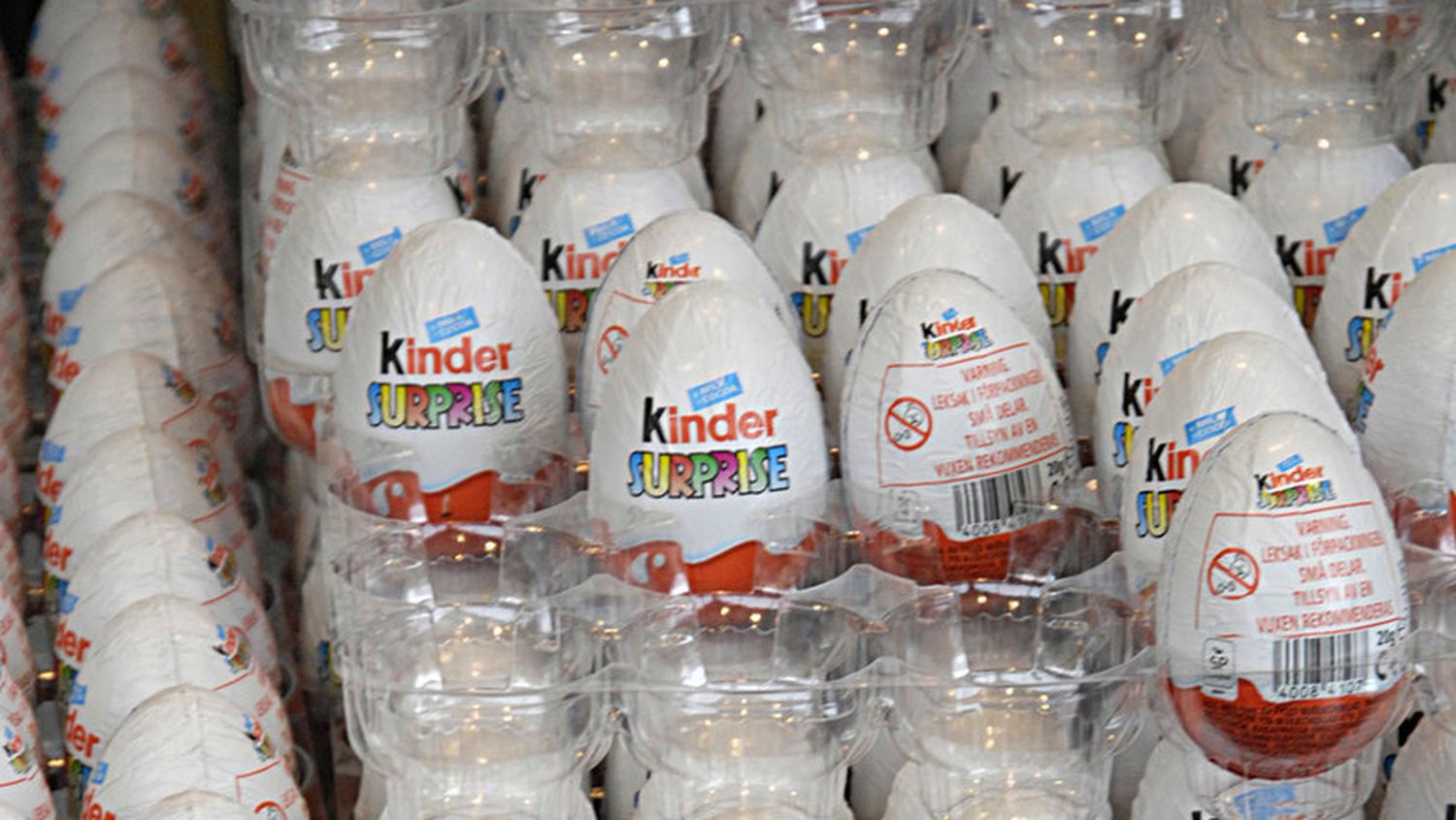 Acusan a los huevos Kínder de dar a los niños juguetes racistas