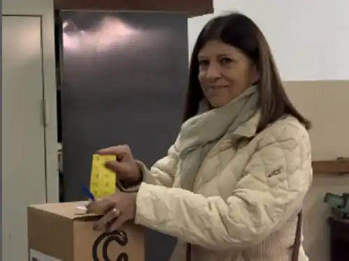 Clara García votó en Rosario y pidió defender el futuro con el compromiso ciudadano.
