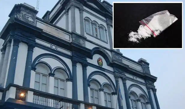 Una mujer quiso pasar cocaína en la Jefatura: tenía 15 gramos 