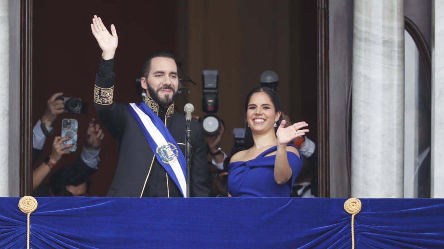 En el Palacio Nacional de El Salvador, Bukele juró para asumir la presidencia.