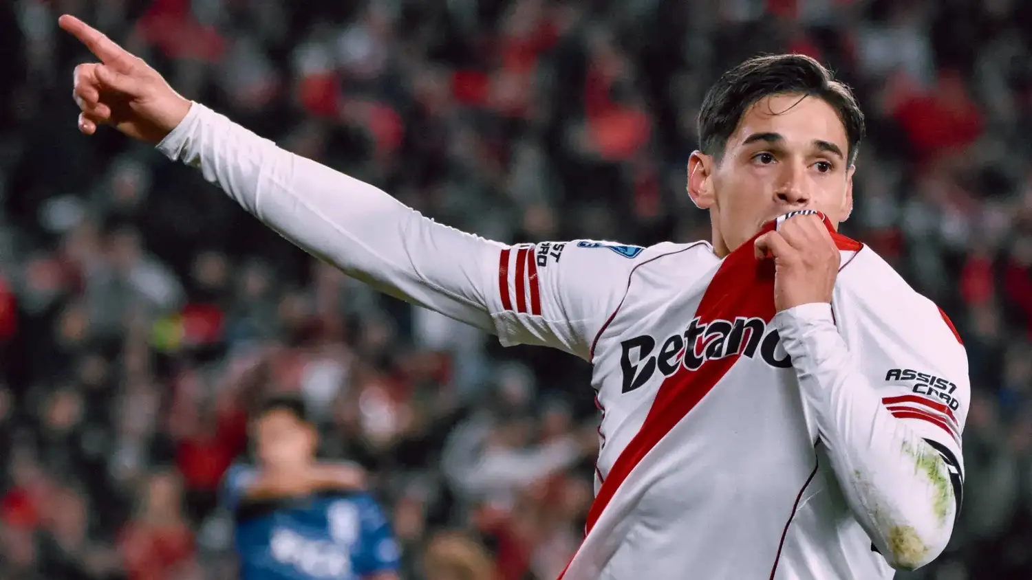 Martínez Quarta festeja el 2-0 definitivo.