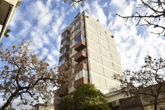 Locura fatal: Una joven murió al caer de un séptimo piso