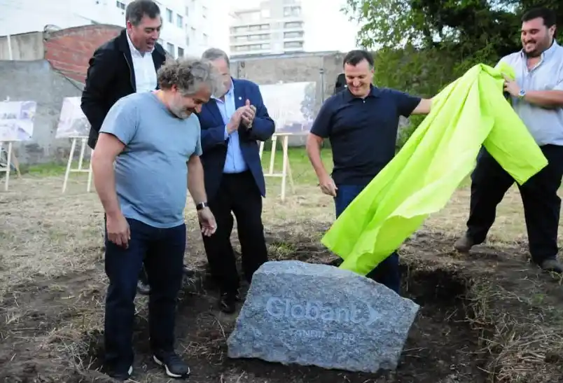 Tandil: Colocan piedra fundamental en el terreno donde se construirá el edificio inteligente de Globant