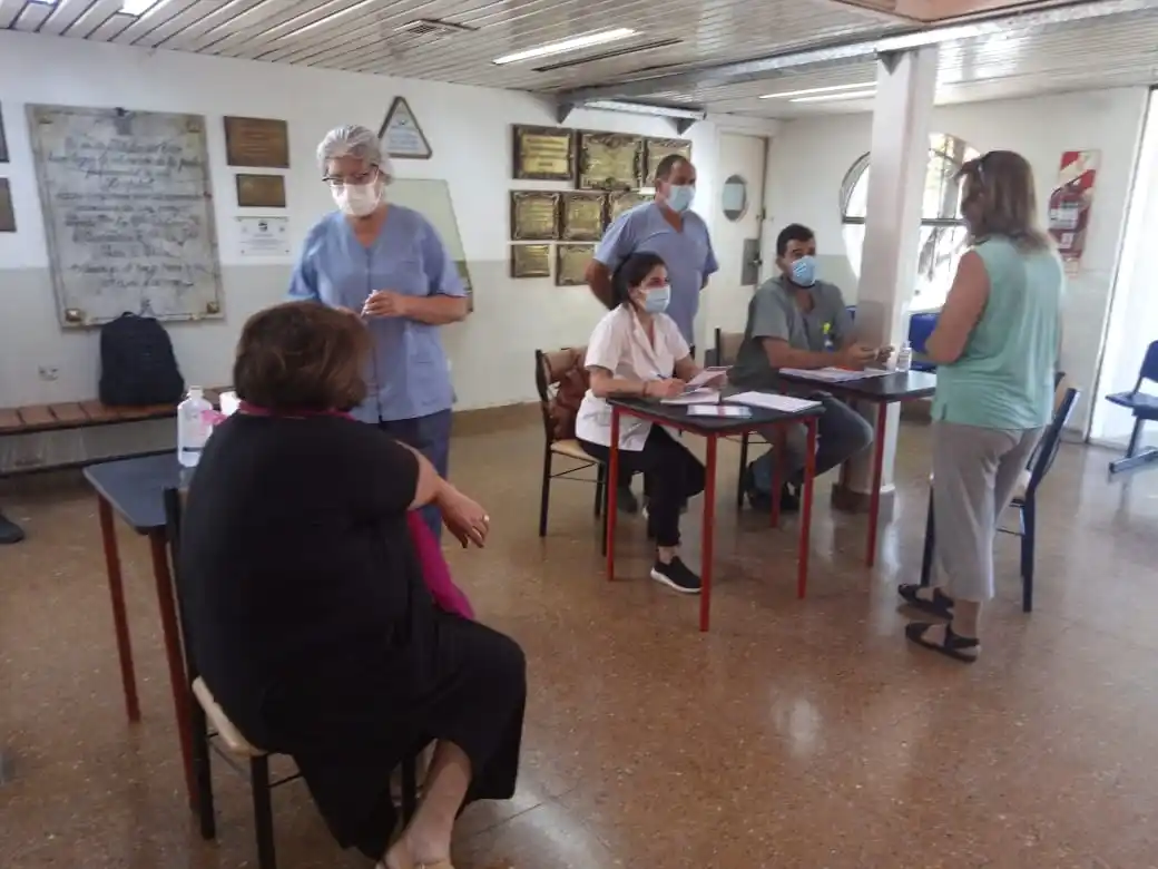 Tras vacunar contra el coronavirus en geriátricos, el operativo sigue en el Hospital con segunda dosis de Sputnik V