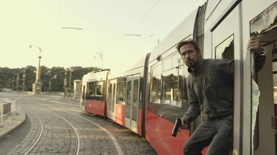 A cuatro días de su estreno, Netflix confirma secuela y spin-off de «El hombre gris»
