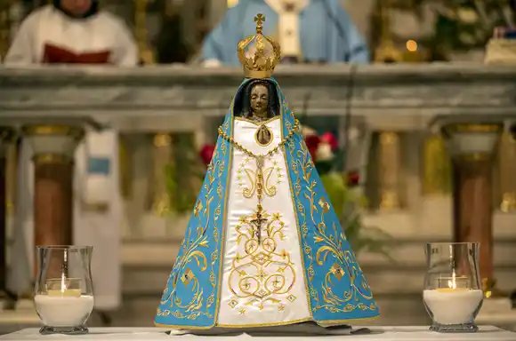 Fútbol y religión: La Virgen de Luján ahora luce tres estrellas mundialistas en su nuevo manto