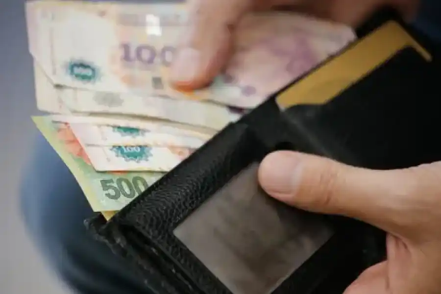 Los salarios quedaron en 2023 casi 60 puntos detrás de la inflación