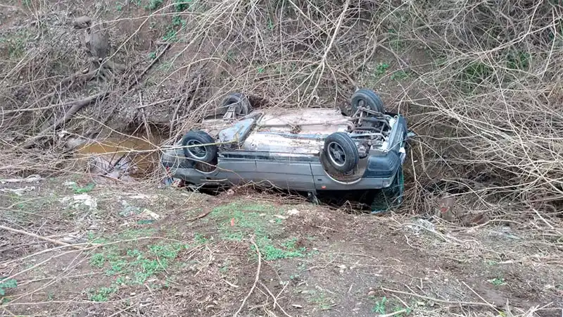 Al perder el control del auto despistó cayendo en un zanjón