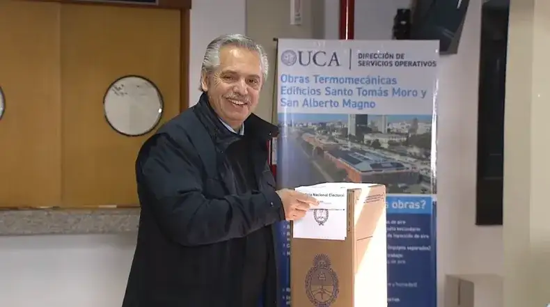 El presidente Alberto Fernández votó y dijo:  "Confío que todo sea en orden y en paz"