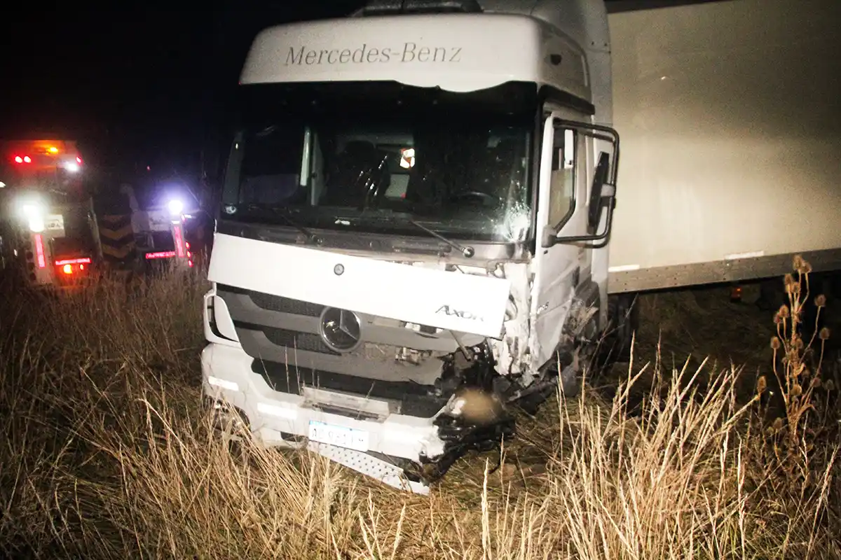 El rodado. Marca Mercedes Benz con acoplado de la firma comercial marplatense