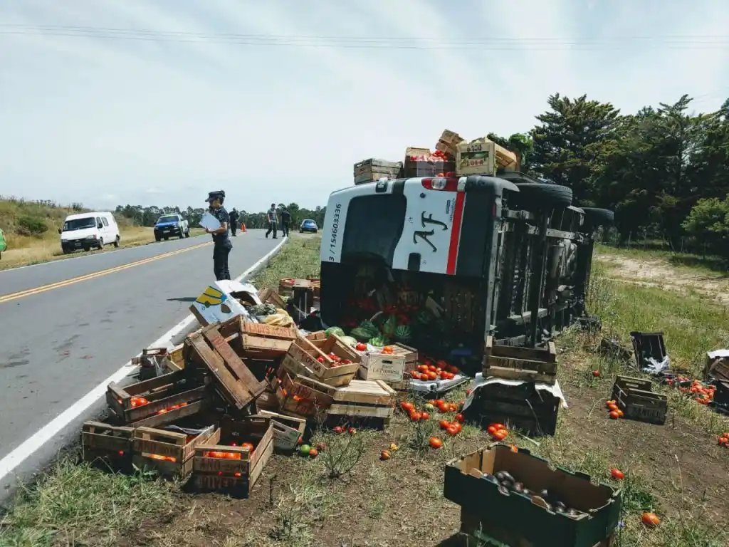 Volcó una combi que transportaba frutas y verduras y su conductor resultó herido 
