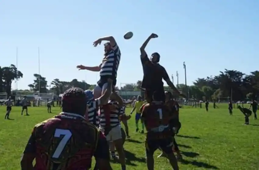 Internos de Batán jugaron rugby y hockey con niños de la periferia