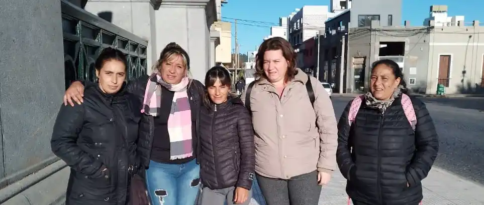 Las vecinas de La Movediza reclaman por la reposición de luminarias en el barrio.