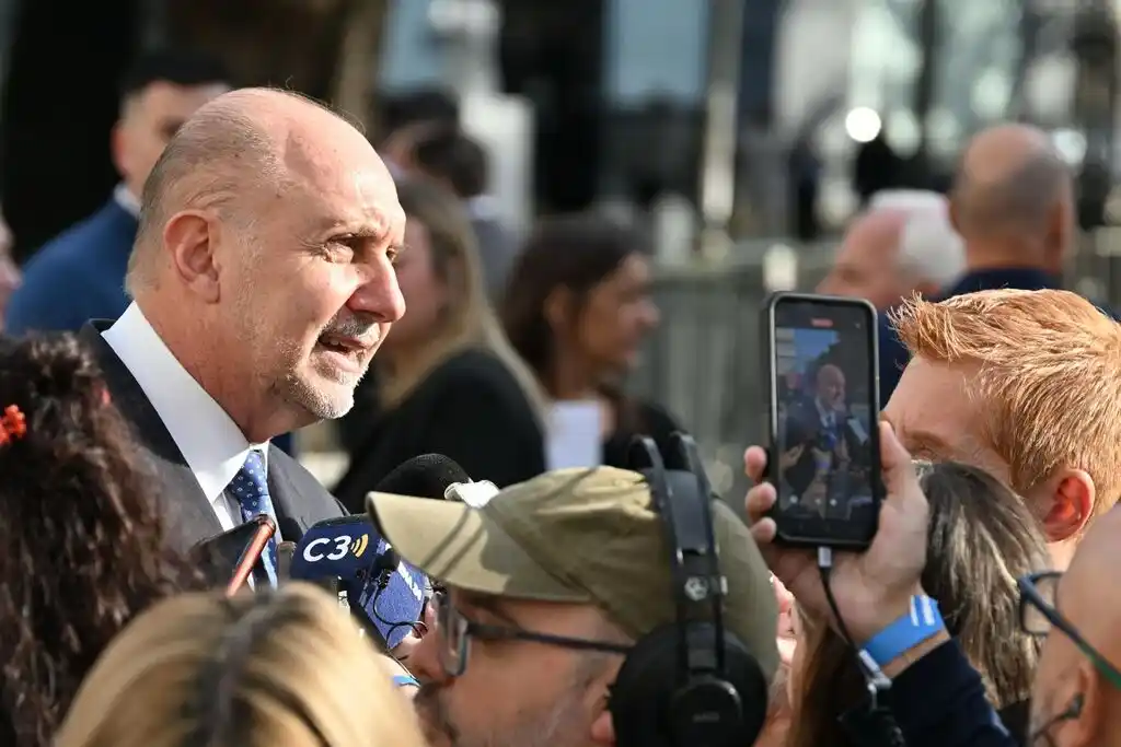 El ex gobernador Omar Perotti, llega a la Legislatura