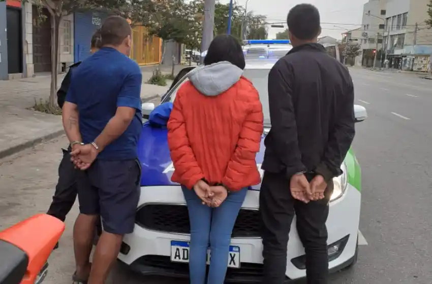 Durante un operativo de prevención, detienen a 3 personas con un arma casera