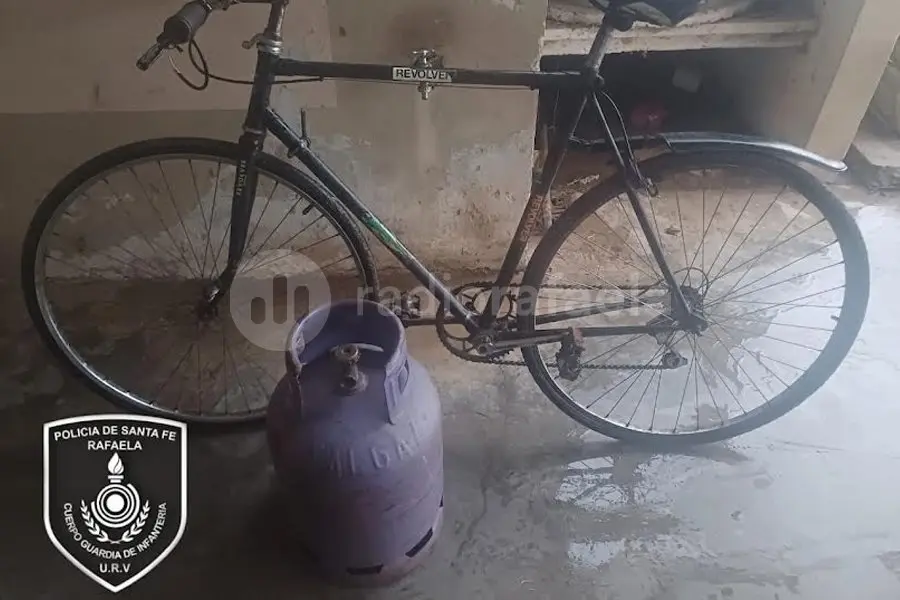 Vio a la policía y descartó una bici y una garrafa para salir corriendo