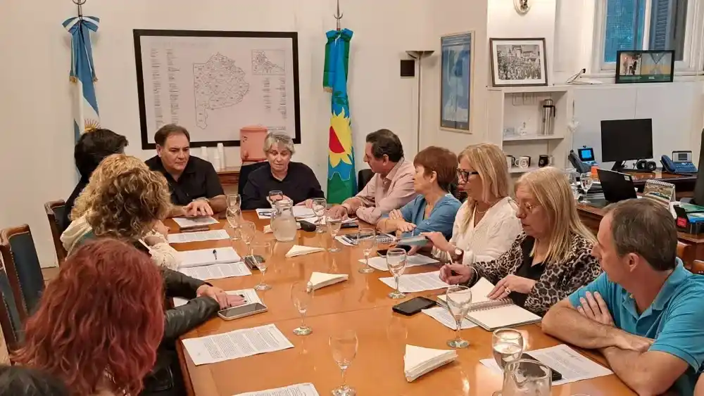 Flavia Terigi, Javier Alonso y representantes del Frente de Unidad Docente Bonaerense (FUDB).