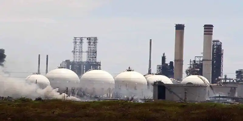 Destruyen la industria: reparar refinerías no garantiza producción de gasolina