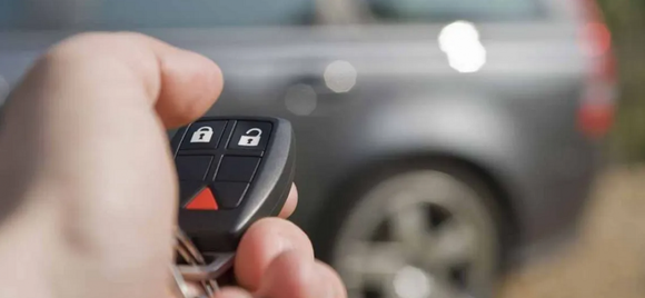 Un ladrón se robó las pertenencias del auto de una pareja al usar inhibidores de señal en Pichincha
