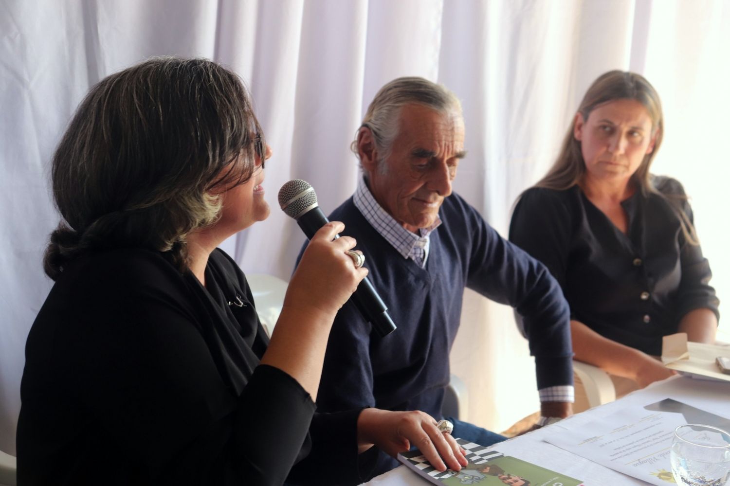 El autor del libro junto a María Victoria De Zan y Daniela Churruarín-