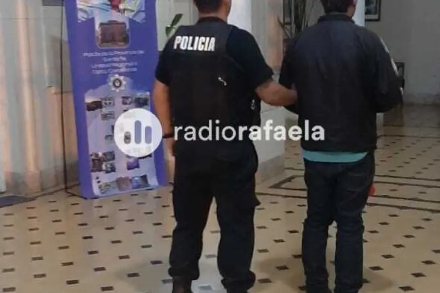 Esconido entre los pastizales, fue atrapado