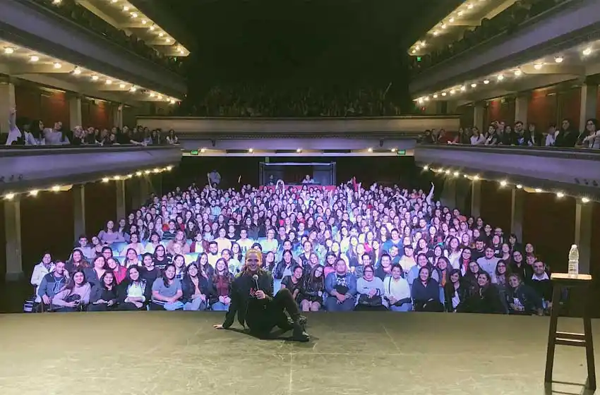 Magalí Tajes presentó «Los Otros» e hizo arder el Teatro La Comedia