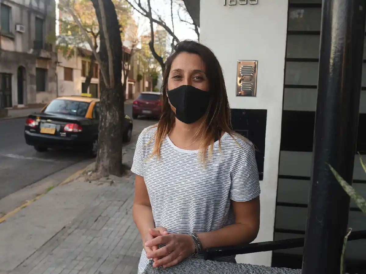 Una rosarina le regaló su bicicleta a un repartidor al que le robaron frente a su casa