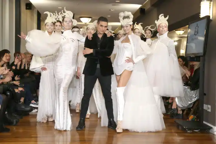 Gerardo Casas llega para un desfile internacional a beneficio