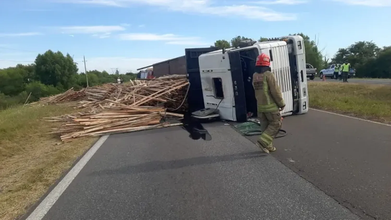 Volcó un camión con madera en la Ruta 12