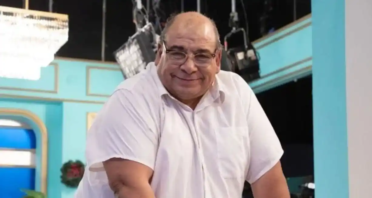 El actor Roly Serrano tuvo un accidente automovilístico y continúa internado.