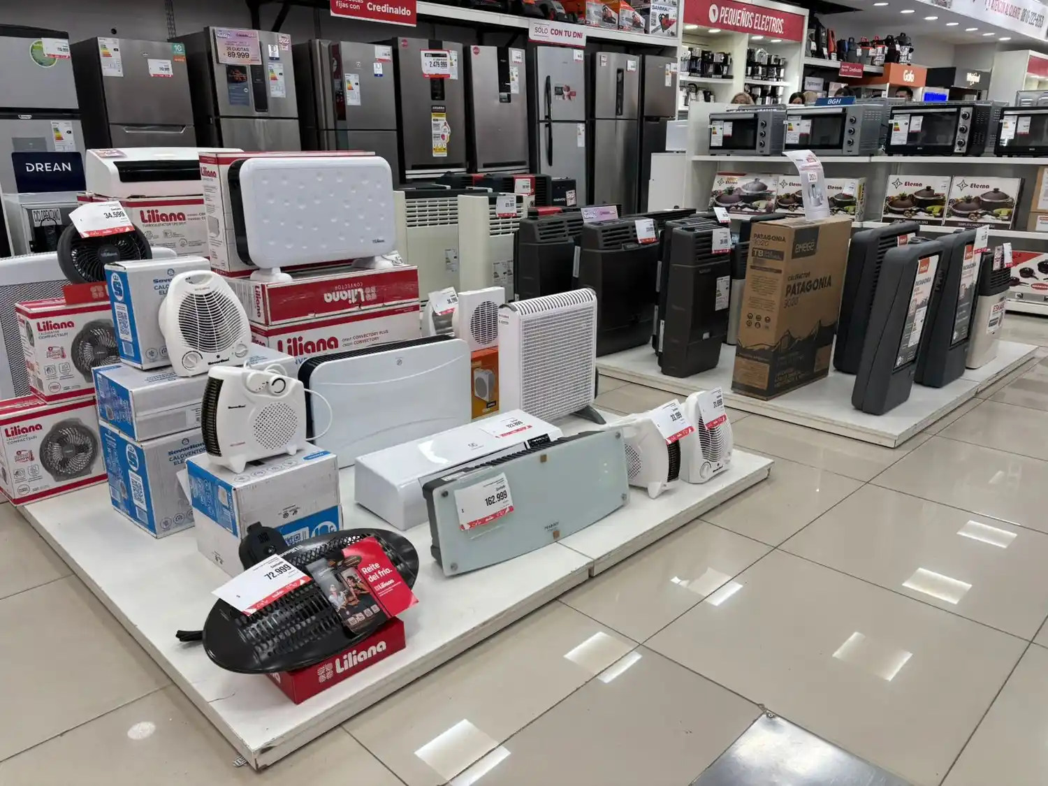 Productos a leña y eléctricos, que son más económicos, funcionan como un alternativa para hacerle frente a las bajas temperaturas.