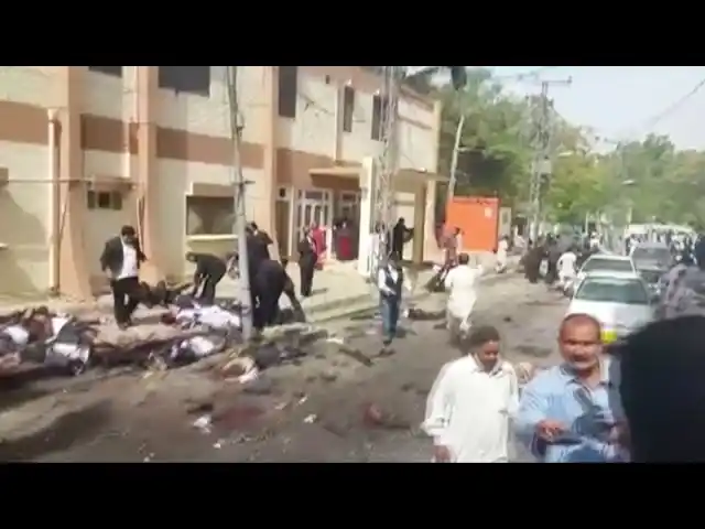 Al menos 70 muertos por un atentado suicida en un hospital de Pakistán