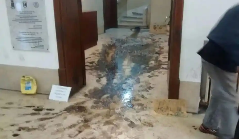 Mar del Plata: En medio de una protesta, llenan de barro el ingreso al despacho del intendente