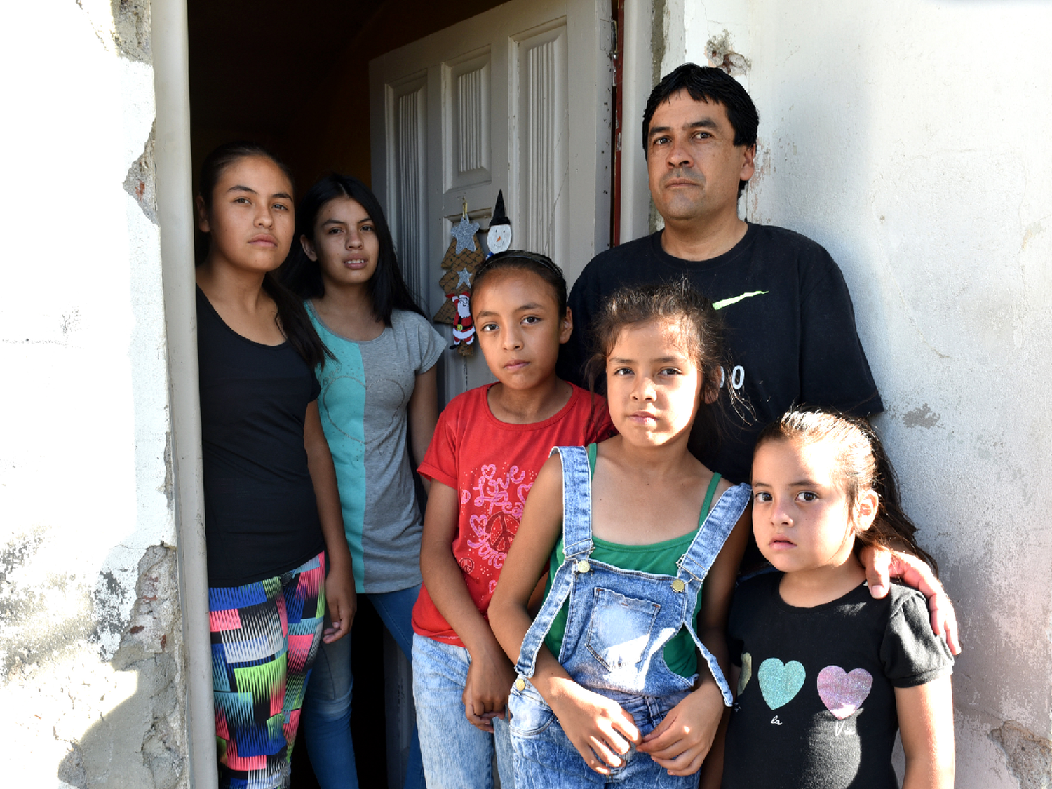 El padre solo que conmovió a todos ahora necesita ayuda para empezar a una nueva vida en Santa Fe 