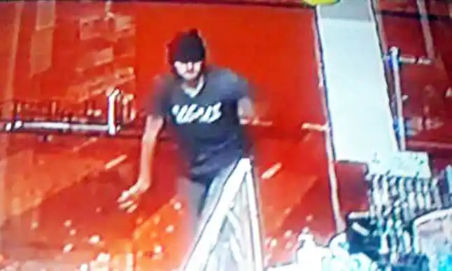 Un ladrón solitario rompió un cristal y sustrajo una computadora