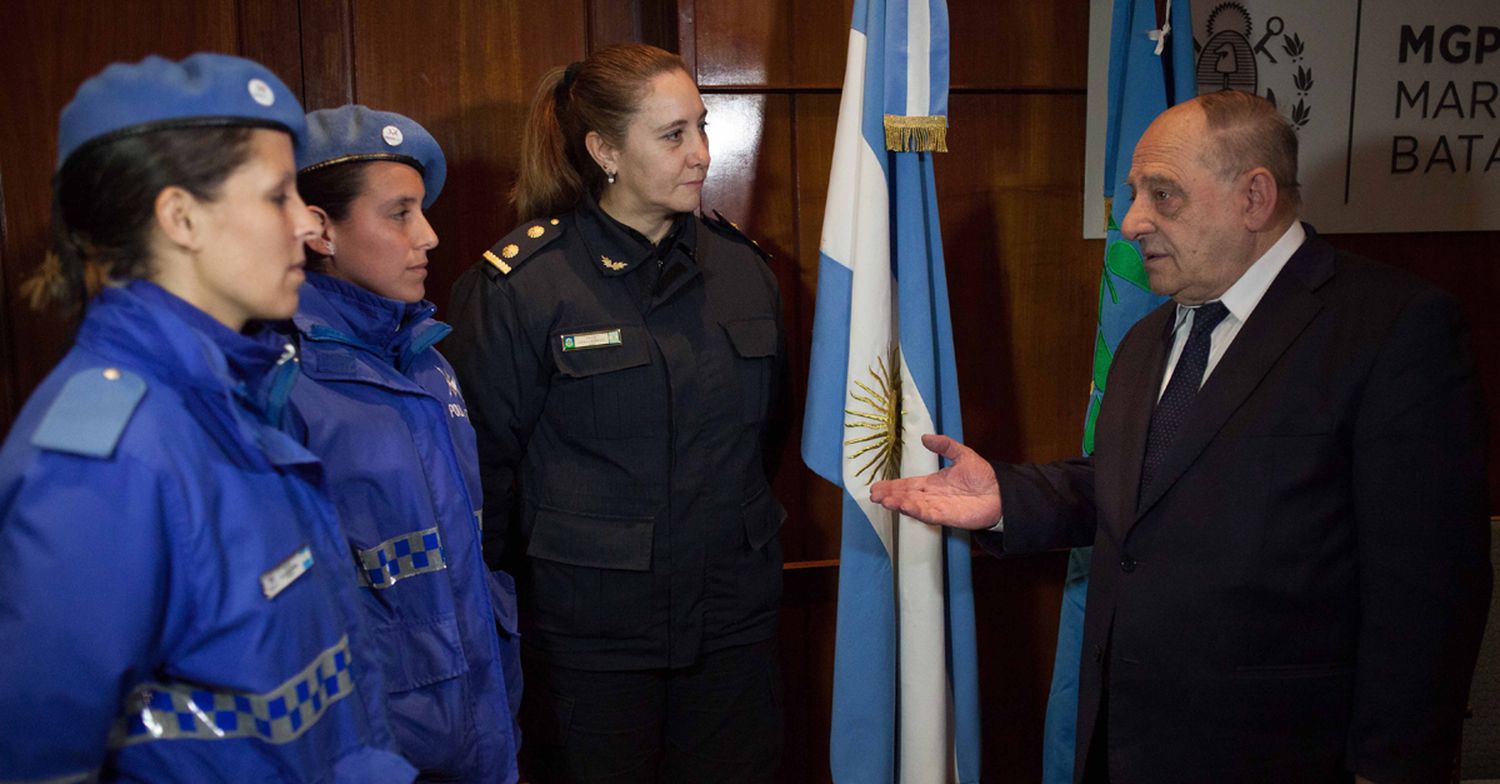Arroyo reconoció a policías que salvaron a una mujer