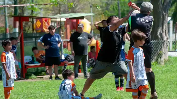 Un padre golpeó al árbitro en un partido infantil en La Plata y el encuentro fue suspendido