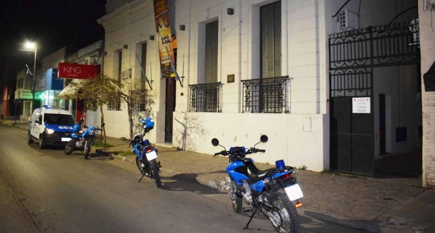 Atraparon a dos ladrones que intentaban ingresar al edificio de la Sociedad Rural