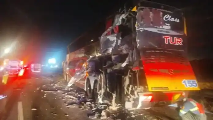 Impactante choque entre un camión de Gualeguaychú y un colectivo de pasajeros: dos heridos graves
