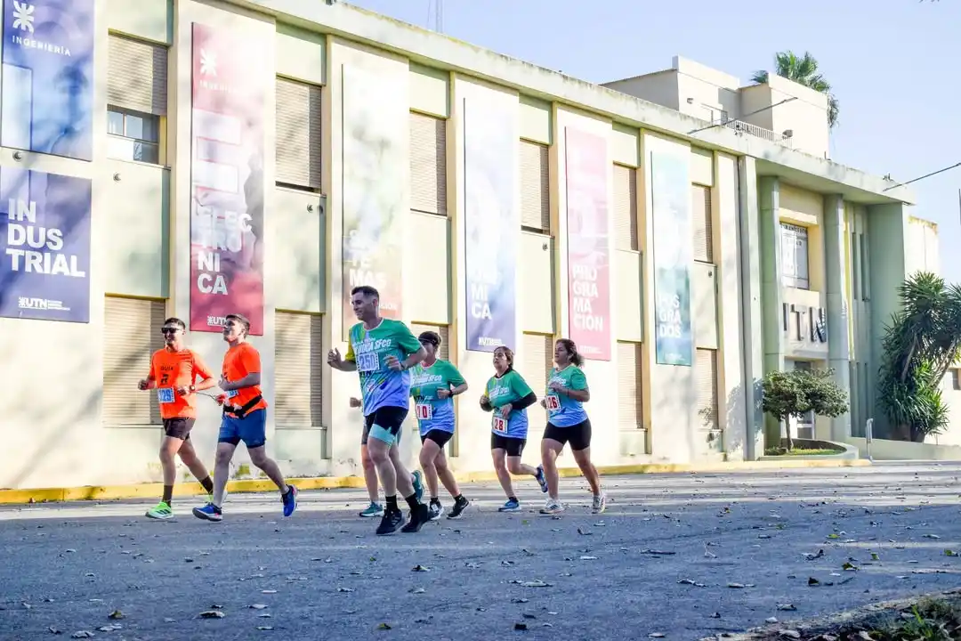 La carrera contó con la participación de más de 300 corredores.