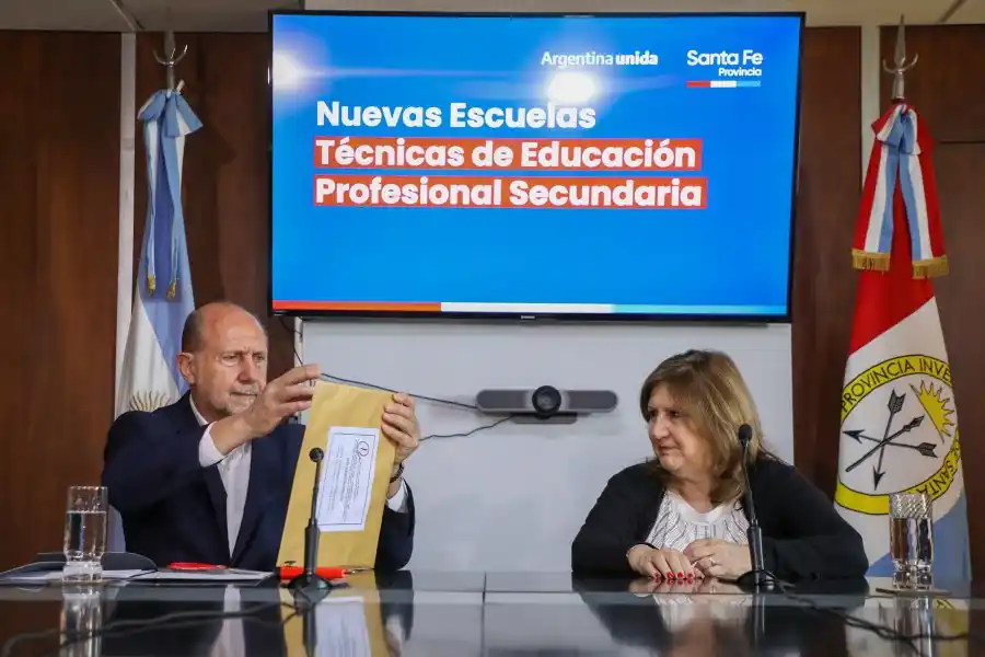 Perotti encabezó el acto de licitación para la construcción de 8 escuelas técnicas