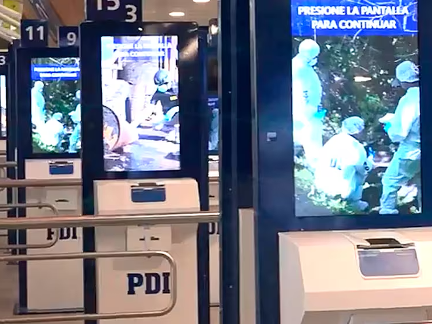 Actualización de software deja inoperativos los tótems de migración en Santiago