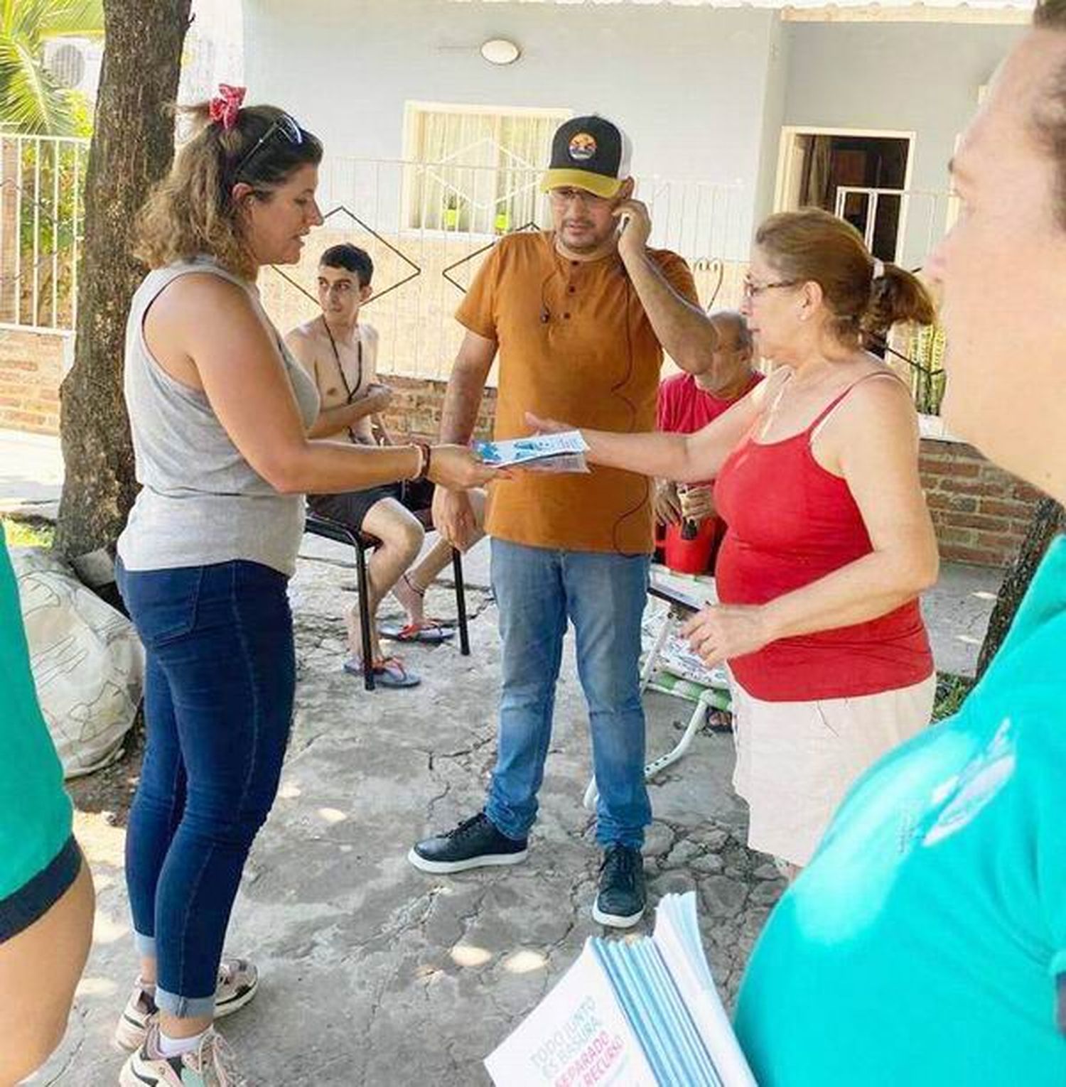 Enseñan a vecinos sobre la separación de residuos