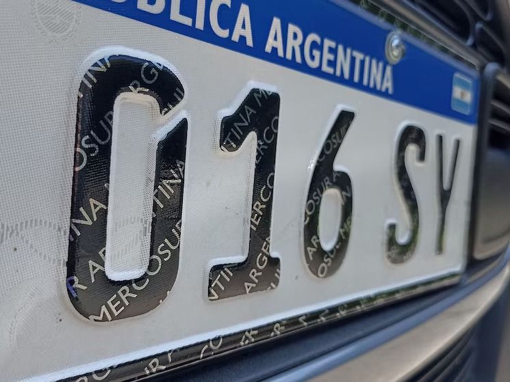 El Gobierno aseguró que se normaliza el sistema de chapas patente y hay disponibilidad para autos nuevos en todas las provincias