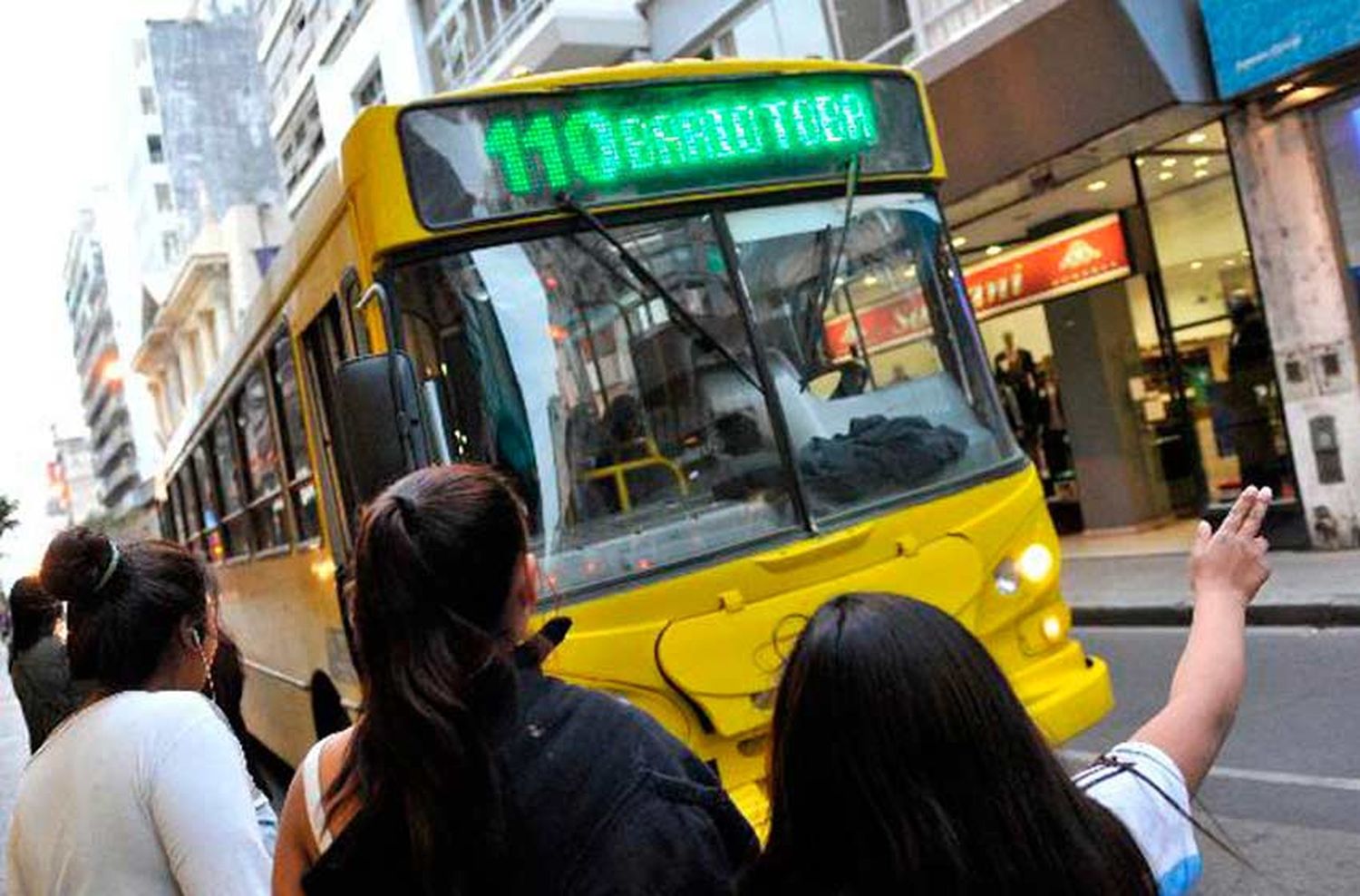 Abonarán el 50 por ciento del salario de los choferes y por ahora no habrá paro de colectivos en Rosario